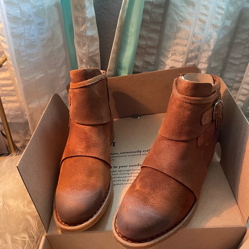 Born Suede Ankle Boots NIB - Picture 7 of 8